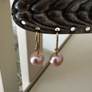 Pink akoya 5 mm earring.